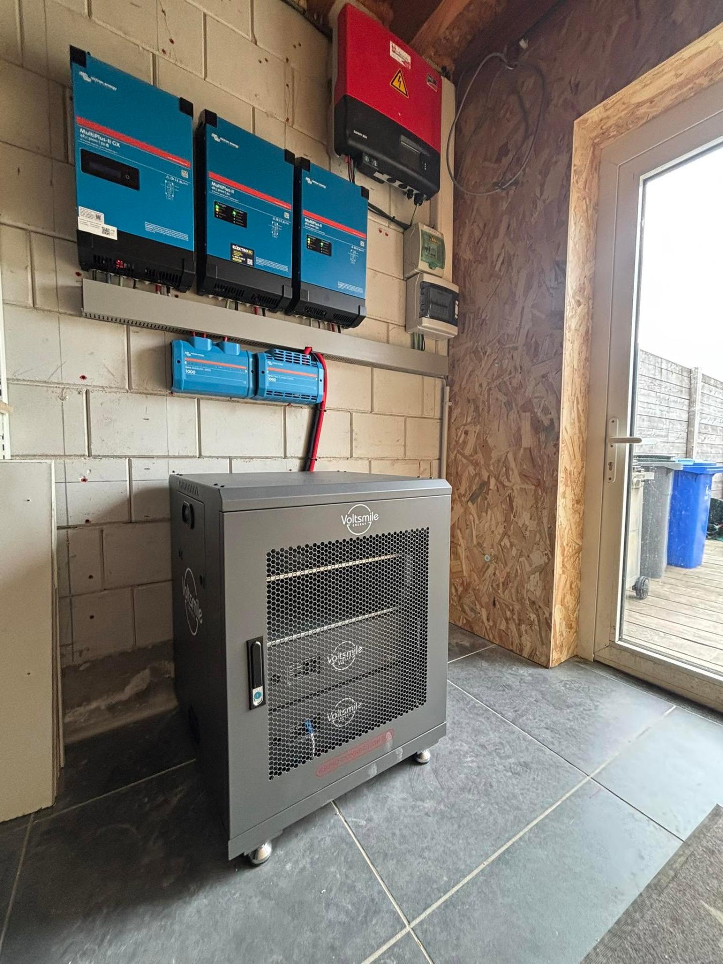 Off-grid installatie met Victron omvormers en Voltsmile batterij — realisatie ElektroDL bv