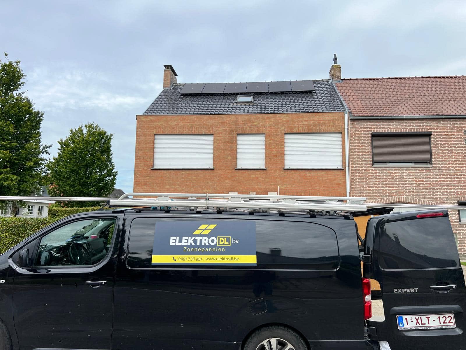 Bedrijfsbusje van ElektroDL bv voor een woning met zonnepanelen